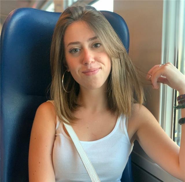 Insegnante madrelingua inglese impartisce lezioni/ripetizioni di lingua inglese