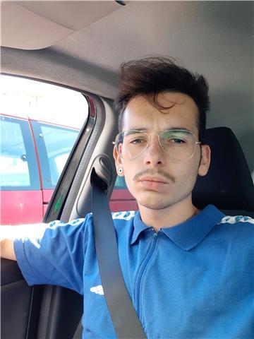 Studente dell'università di lingue con certificazione b2 dele offre ripetizioni di spagnolo