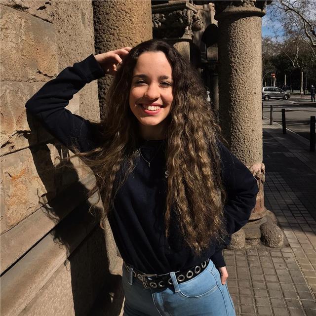 Profesora con ganas de ayudar a los niños con sus dificultades académicas