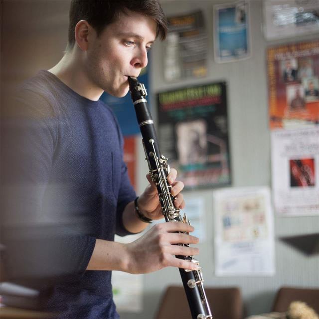 Profesor titulado en clarinete y gaita imparte clases de clarinete, gaita, lenguaje musical y armonía. Todos los niveles