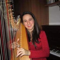 Tasti neri e tasti bianchi...il pianoforte. Uno strumento affascinante! Adatto a tutte le età e livelli