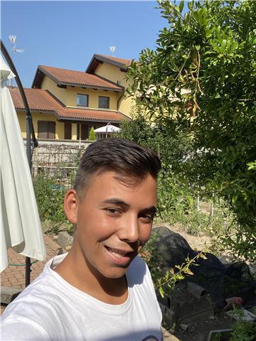Salve, sono un ragazzo di 18 anni, che deve frequentare la 5 liceo dell’istituto alberghiero. Sono appassionato alla lingua francese ormai da molti oltre allo studio scolastico, studio anche da auto didatta. Ho conseguito un diploma in lingua francese di 