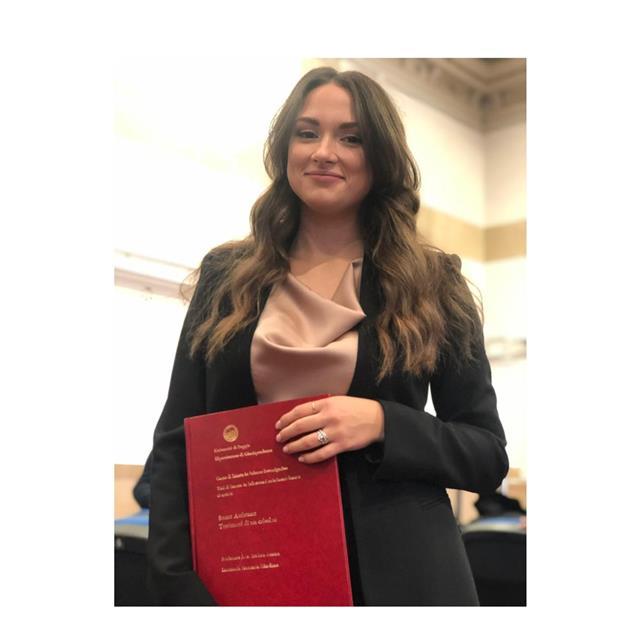 Laureata e attuale studentessa offre sostegno per ripetizioni elementari, medie e superiori