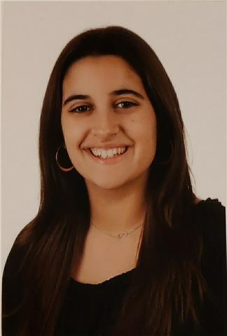 Estudiante de educación infantil da clase a nivel primaria o secundaria