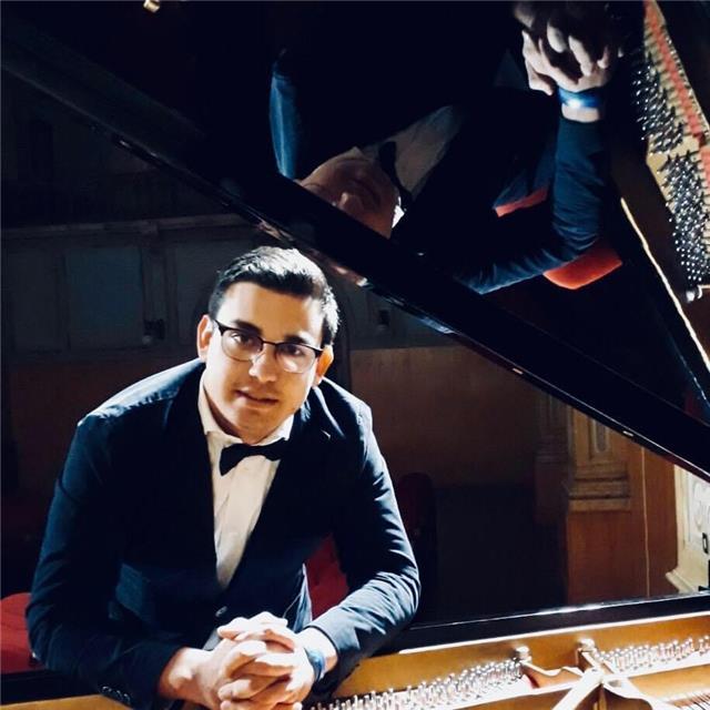 Concertista impartisce lezioni di Pianoforte, teoria e solfeggio e perfezionamento accademico.
Anche Online