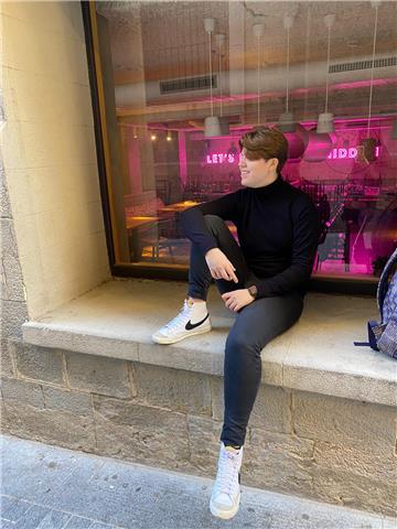 Soy una chica estudiante de bellas artes que quiere introduccir a gente en el mundo del dibujo