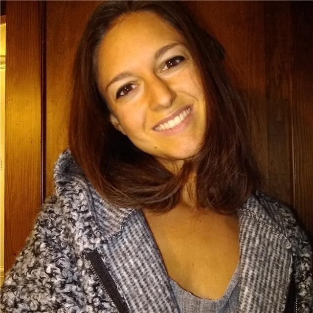 Sono una ragazza diplomata, di 25 anni con esperienza di baby Sitter e aiuto compiti. Ho esperienza lavorativa come educatrice presso l'associazione Senzailbanco, di due anni