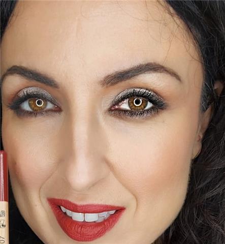 Sono una truccatrice professionista con studio a Roma, lavoro in ambito delle formazione per quanto riguarda self make up, trucco correttivo ed armocromia