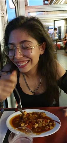 Studentessa universitaria impartisce lezioni di inglese fino alle superiori