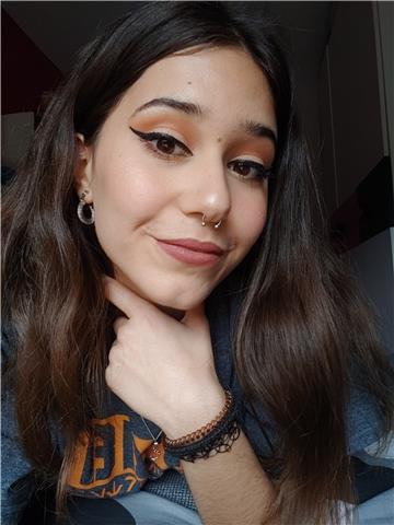 Estudiante universitaria valencianoparlante se ofrece para dar clases particulares de valenciano a todas las edades. también se imparten otras asignaturas