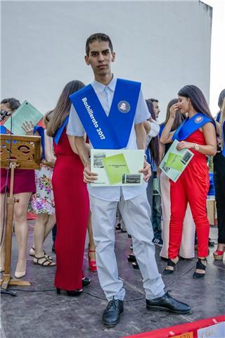 Profresor de matematicas imparte clases a niños de cualquier rango de edad