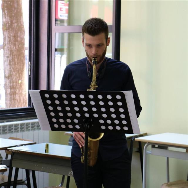 Docente di musica impartisce lezioni di sassofono