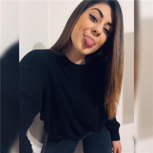 Diplomata ed attualmente studentessa universitaria
