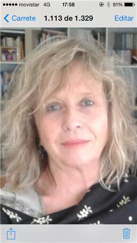 Profesora licenciada en bellas artes da clases de pintura, dibujo