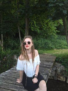 Étudiante en faculté d'anglais, je cherche à transmettre ma passion pour la langue et me préparer à une carrière d'enseignante