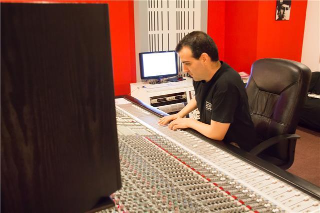 Ingeniero de sonido licenciado en el RCSMM imparte clases de producción musical en Pro Tools o Cubase