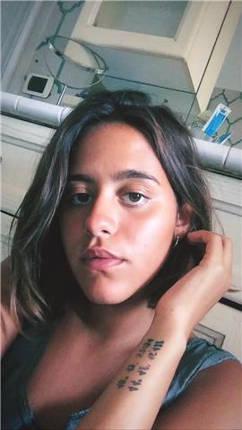 Ragazza di 19 anni (liceo linguistico + certificazioni) per lezioni di Inglese, Francese, Spagnolo e Italiano (sia grammatica che letteratura)