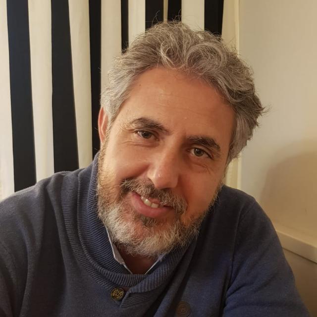 Profesor, ingeniero y coach educativo con amplia experiencia. imparto clases de matemáticas y física... para secundaria, bachillerato y selectividad, logrando transformar las dificultades y desmotivación en confianza y logros académicos. 1ª clase gratuita