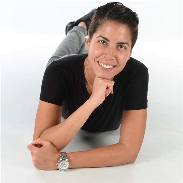 Soy licenciada en Comunicación y Periodismo, Locutora profesional bilingüe, puedo ayudarte con tu pronunciación y vocabulario, tengo más de 4 años trabajando para una renombrada compañía de turismo norteamericana lo que me ha permitido ampliar mi vocabula