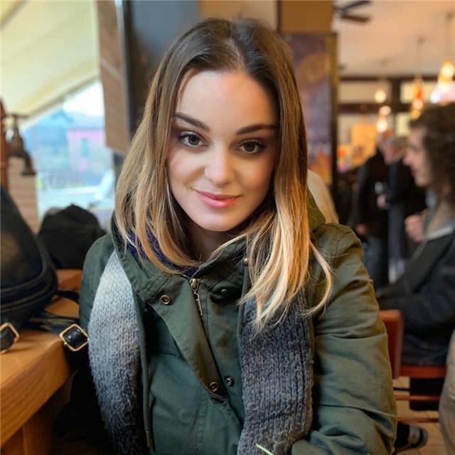 Laureata in lingue orientali all'Università ca foscari di Venezia, propone lezioni di grammatica cinese, vocaboli, comprensione scritta