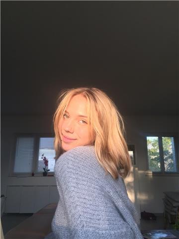 lycéenne trilingue souhaitant travailler. aime le contact avec les enfants
