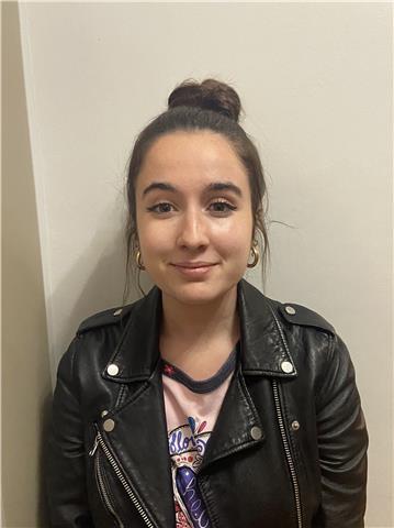 Tengo como lengua nativa el español, soy muy dinámica y me llevo muy bien con los niños