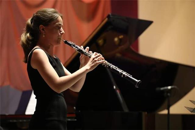 Intérprete profesional, profesora de oboe y secundaria ofrece clases de oboe y lenguaje musical