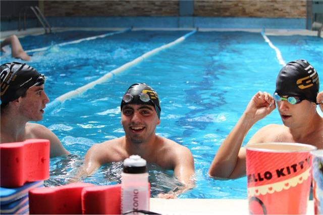 Doy clases particulares de cualquier deporte prácticamente, del que mas puedo enseñar es natación