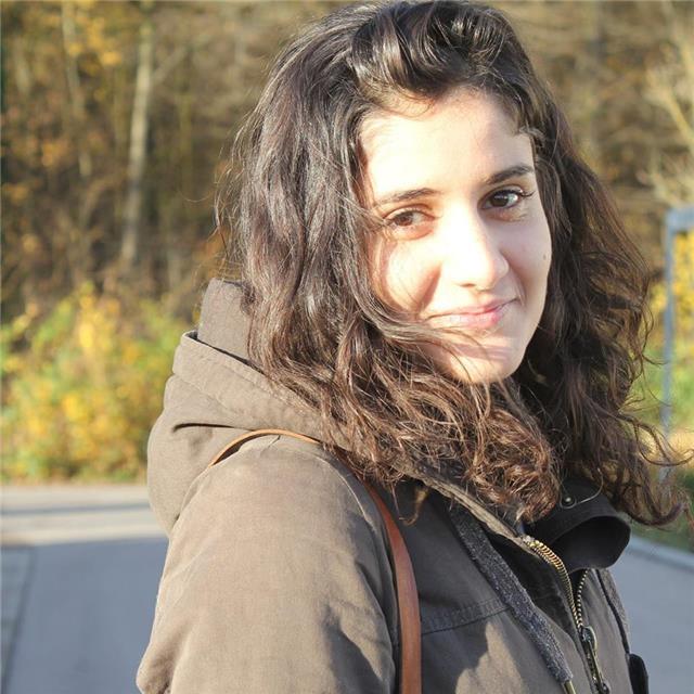 Laureata alla Scuola per Interpreti dell'Università di Bologna (Forlì) offre lezioni di tedesco e francese