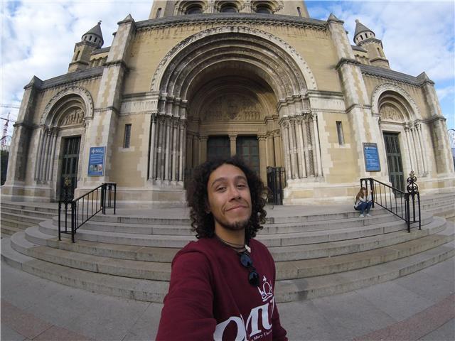 Profesor de inglés, graduado en lenguas extranjeras y con el Máster de profesorado. Experiencia con el idioma ya que viví dos años fuera