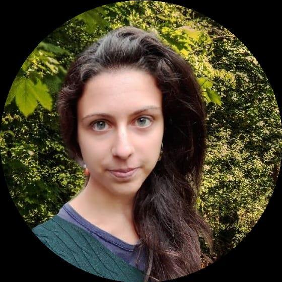 Studentessa laureata impartisce lezioni di lingua russa, inglese e aiuto compiti