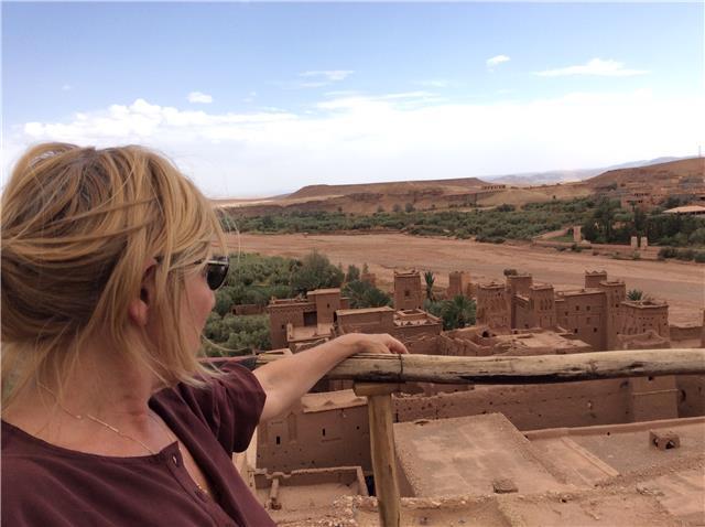 Docente di liceo classico impartisce lezioni in materie umanistiche