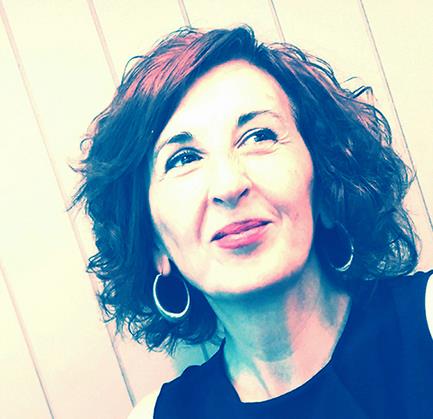 Licenciada en diseño gráfico, imparte clases de photoshop, ilustrator e indesign