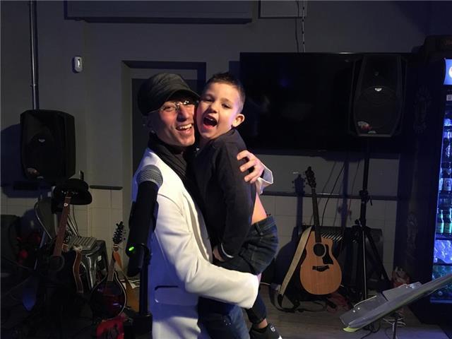 Maestro di canto laureato in conservatorio impartisce lezioni di canto pop, rock, lirico
pianoforte
teoria e solfeggio musicale