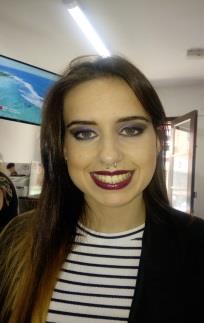 Joven con curso de refuerzo educativo, da clases de apoyo a niños de primaria, en Tenerife