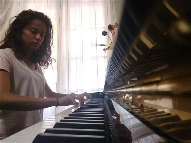 Doy clases particulares de lenguaje musical y piano desde los más pequeños a adultos. Titualada en Grado Professional de piano