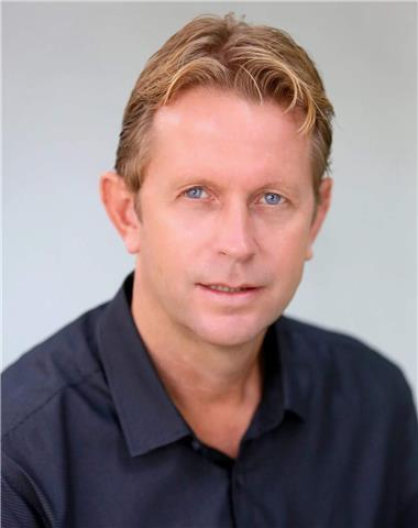 Native English teacher from Los Angeles offers English, conversational English, TOEFL test prep