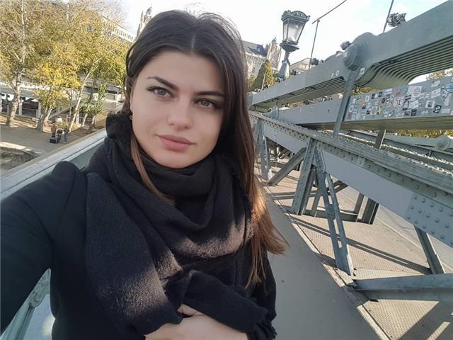 Insegnante di inglese. 
ho studiato l'inglese per 10 anni e sono pronta ad insegnarvi usando i libri originali di cambridge