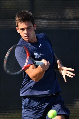 Jugador de tenis becado en usa se ofrece para dar clases de tenis a jugadores de todos los niveles