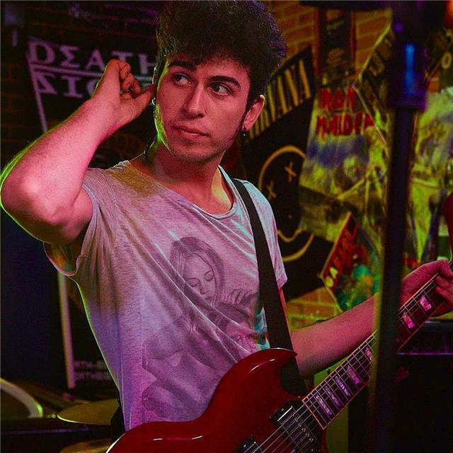 Profesor de canto y guitarra online. Te enseño a cantar y si quieres a acompañarte con la guitarra