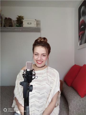 Doy clases de canto particulares. Enseño técnica vocal e interpretación. Incluyo escalas, respiración diafragmática, etc. Mas información por email