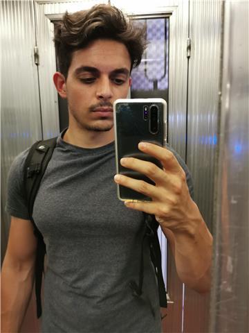 Sono un dottore in Fisica di 26 anni, vengo da Roma dove ho tenuto lezioni di matematica e fisica per studenti più piccoli sin dai tempi del liceo