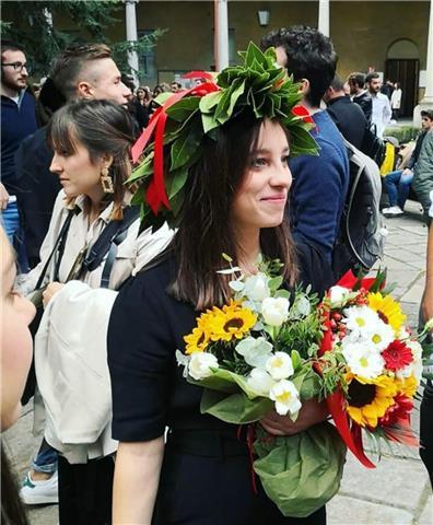 Diplomato al liceo classico, mi sono poi laureata in lettere moderne e ora frequento l'ultimo anno di consulenza pedagogogica e ho anche lavorato, insegnado italiano, in una scuola professionale a Milano. Mi affascina moltissimo tutto ciò che ha a che far