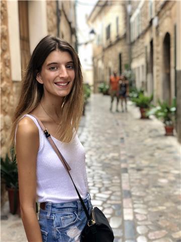 ¡Hola! Estoy estudiando para ser maestra, este Junio me graduo. Me encantan los niños, de hecho llevo trabajando como profesora des de los 16 años