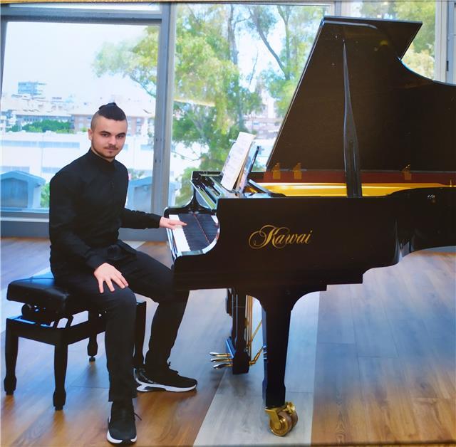 Estudiante del Conservatorio Superior da clases de piano