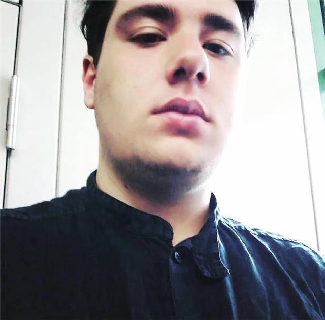 Diplomato al liceo linguistico e studente di scienze politiche offre ripetizioni di letteratura italiana,lingua inglese,francese e spagnola,filosofia e storia dell’arte