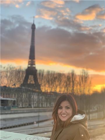 LAUREATA IN LINGUE CON ESPERIENZA LAVORO PARIGI E NIZZA