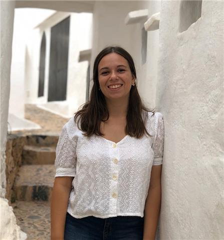 Hola, soy estudiante de admiistración de empresas y marketing. llevo muchos años dando clases de repaso a niños entre 6 y 14 años. además también llevo varios años haciendo de canguro con niños más pequeños de 6 meses a 5 años