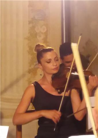 Diplomata al conservatorio Cesare Pollini di Padova offre privatamente lezioni di violino
