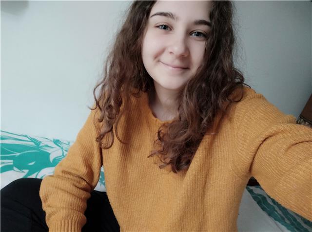 Studentessa universitaria offre lezioni per studenti di scuola media e liceo